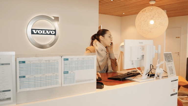 Film témoignage d’entreprise : l’atelier Volvo Toulouse mis en avant par une production vidéo corporate.